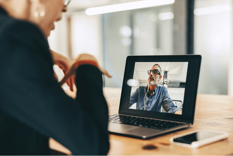Online coaching session interface with video call and scheduling features.